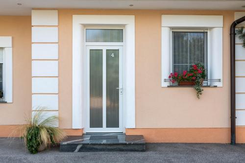 Apartment with Garden View