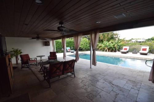 Bright and cheerful 4 bedroom home pool