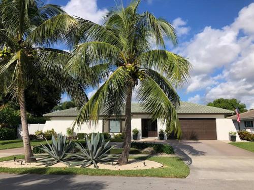 Bright and cheerful 4 bedroom home pool