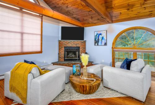 Mountain Blue Vista - Luxury retreat near Ski resorts with Pond, Firepit and Hot Tub