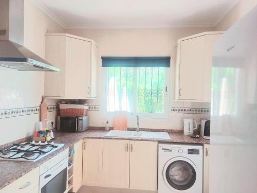 ห้องครัว, Privat 3bedroom Villa casa Karolida, Only 2,5 km from Arenal in อัดซูเบีย