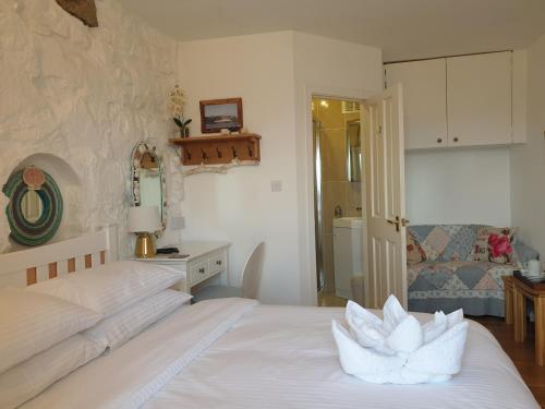 Deluxe Double Room with Side Sea View