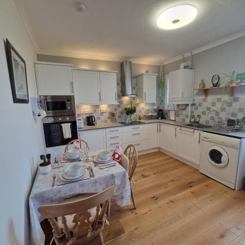 кухня, 3 Bedroom Apartment max 5 Pax Musselburgh in Масселбер