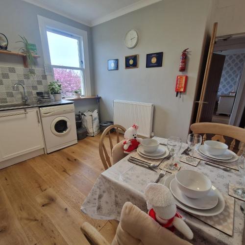 кухня, 3 Bedroom Apartment max 5 Pax Musselburgh in Масселбер