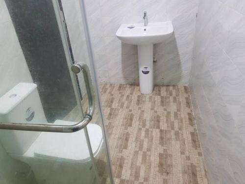 3JD Lavishly Furnished 1-Bed Apt - image 4