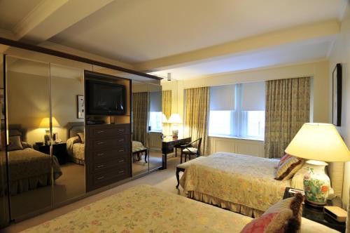 One-Bedroom Suite with Two Queen Beds image 7