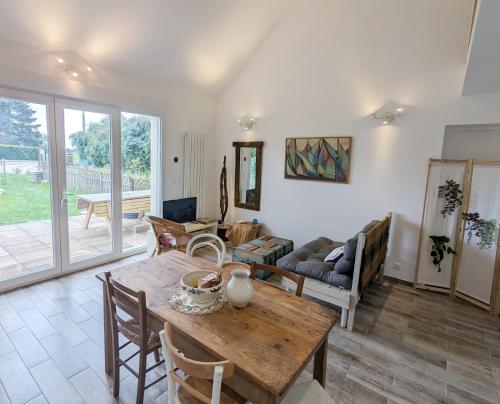 Le Rocky Lodge Large cottage with wooden deck and private garden next to Fontainebleau Forest in Ury
