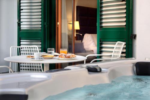 Open air bath, Montespina Park Hotel in Fuorigrotta