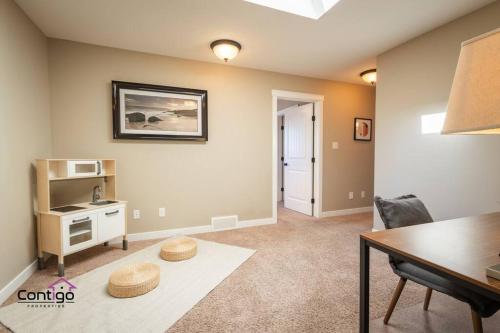 Lux Haven, Sleeps 8, AC, Balcony, Close to YQL