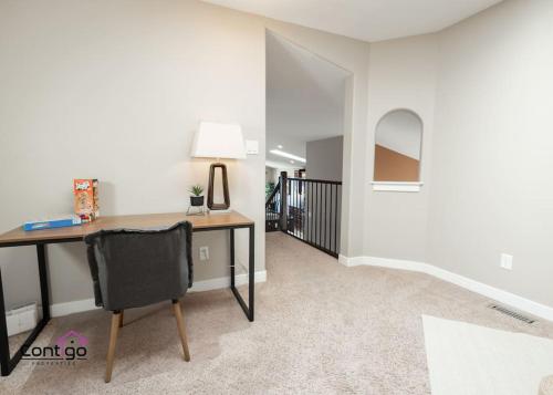 Lux Haven, Sleeps 8, AC, Balcony, Close to YQL