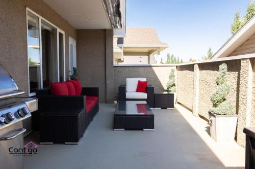 Lux Haven, Sleeps 8, AC, Balcony, Close to YQL