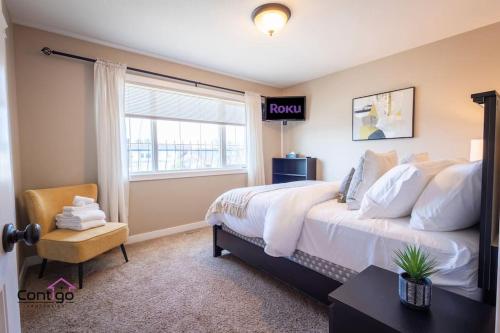 Lux Haven, Sleeps 8, AC, Balcony, Close to YQL