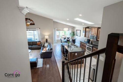 Lux Haven, Sleeps 8, AC, Balcony, Close to YQL