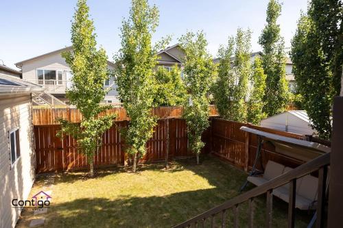 Lux Haven, Sleeps 8, AC, Balcony, Close to YQL