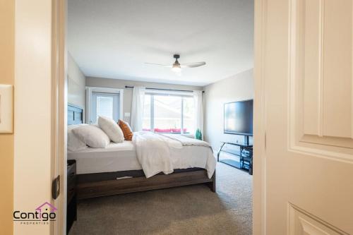 Lux Haven, Sleeps 8, AC, Balcony, Close to YQL