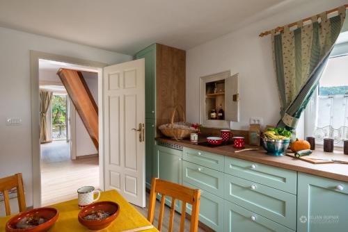 Cherry house - cosy house - ideal for bear watching, in the neighborhood of the medieval Snežnik castle, Stari Trg pri Ložu (zdjęcie 8)