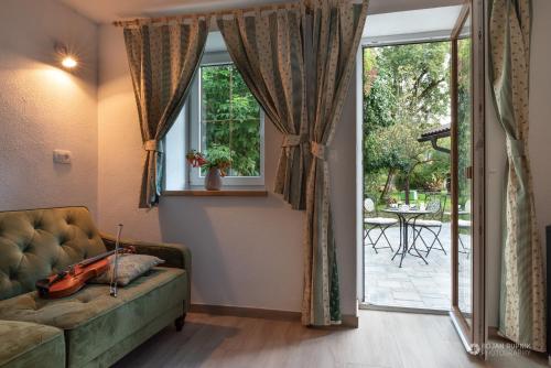 Cherry house - cosy house - ideal for bear watching, in the neighborhood of the medieval Snežnik castle, Stari Trg pri Ložu (zdjęcie 7)