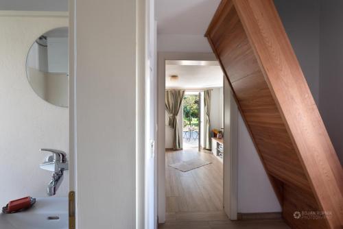 Cherry house - cosy house - ideal for bear watching, in the neighborhood of the medieval Snežnik castle, Stari Trg pri Ložu (zdjęcie 10)