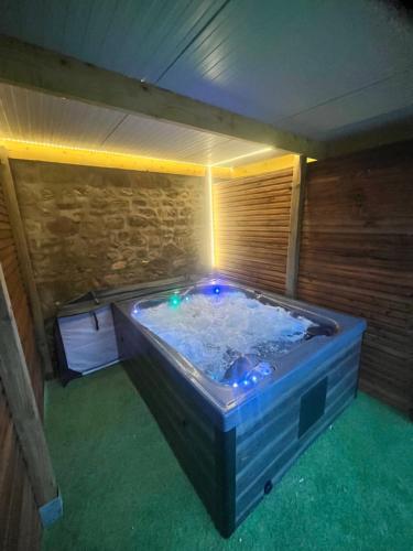 Beau Loft room proche mont saint Michel jaccuzi illimité en plein centre Avranches