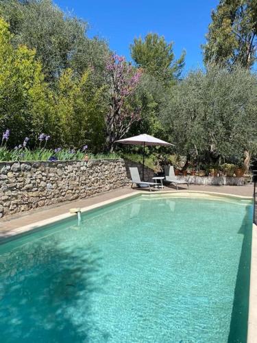 Rez de jardin de villa avec terrain et piscine - Location saisonnière - Grasse