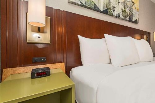 Comfort Inn Cambridge - Highway 401 Room Type - King Room - Non-Smoking