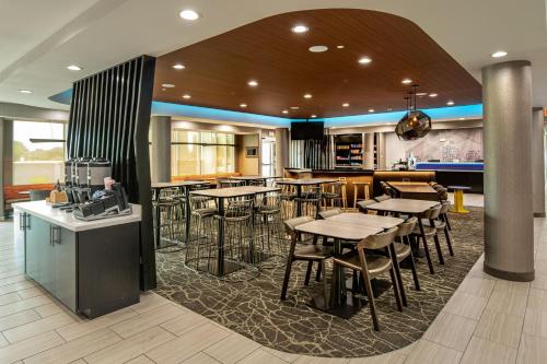 SpringHill Suites Dallas Central Expressway - image 7