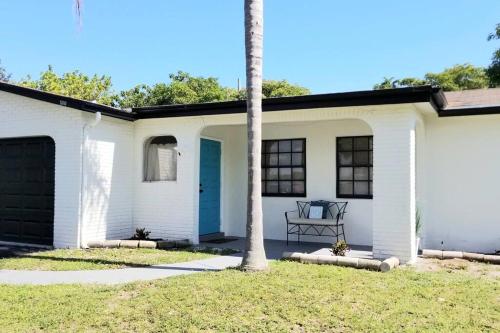 Whole House+Renovated+Pool+Lanai+BBQ+Close to All, West Palm Beach