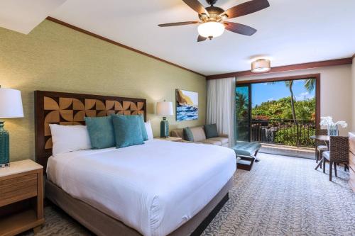 コロア・ランディング・リゾート・アット・ポイプ、オートグラフ コレクションStudio King Room with Sofa Bed/Island View/Balcony - Mobility Accessible with Roll-In Shower