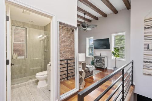 B&B Washington - Perfect Location! Stylish Condo Steps Away from Nationals Stadium and Navy Yard in DC's Southwest Gem - Bed and Breakfast Washington