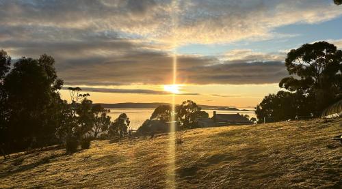 Wylah Cottage for a Peaceful Bruny Island Escape with Water Views, Fireplace & Wallabies