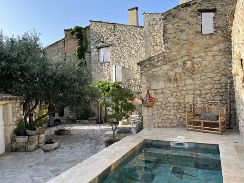 Maison en pierre avec piscine, 6 couchages, située au cœur de Mallemort, Provence. - FR-1-658-25 gîte à louer Mallemort
