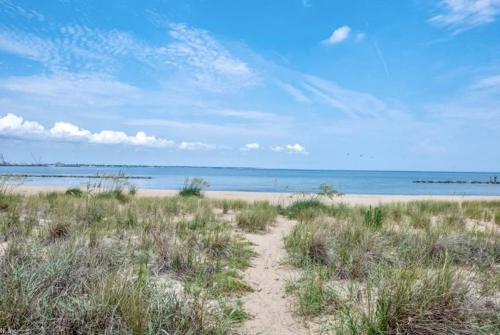 Penthouse on private beach very quit and peaceful near the pier newly remodeled. in Norfolk, USA