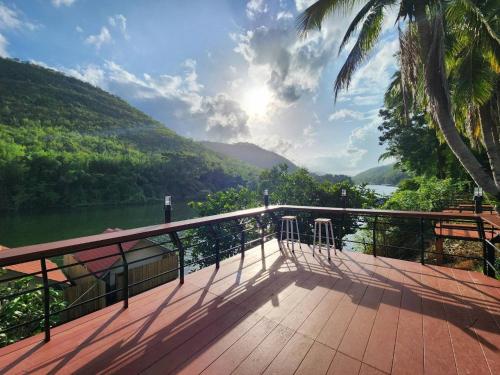 발코니/테라스, 레이크 힐 칸차나부리 리조트 (Lake Hill Kanchanaburi Resort) in 시 사왓