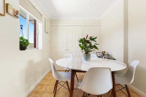 Randwick l 3 Bedroom Apartment + Parking - image 2