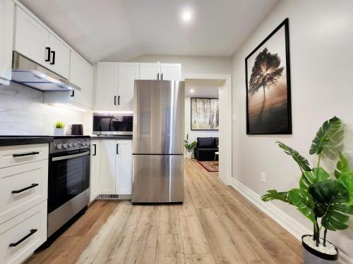 The Zen Escape Modern Queen Size One Bedroom Full Apartment - St. Catharines