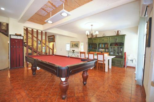 Walking Distance to the Centre - Snooker Table - Private pool - 5 bedrooms - image 8