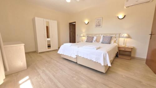 Walking Distance to the Centre - Snooker Table - Private pool - 5 bedrooms - image 11