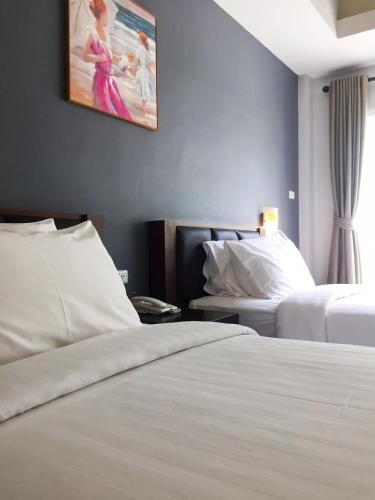Deluxe Twin Room image 10