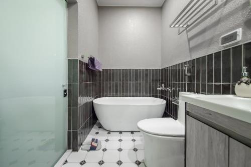 Superior Double Room with Bath image 5