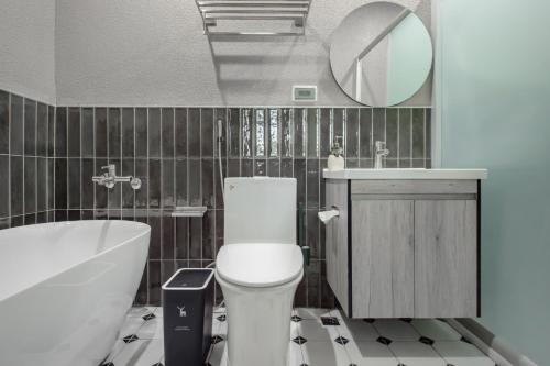 Superior Double Room with Bath image 3