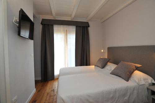 2 twin beds