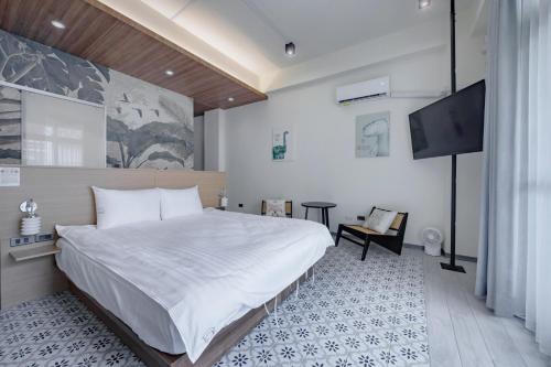 Deluxe Double Room with Balcony image 7