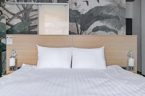 Deluxe Double Room with Balcony image 10