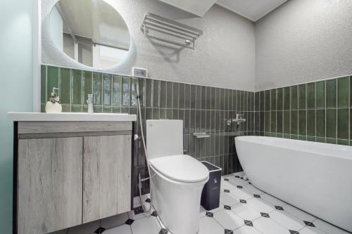 Deluxe Double Room with Balcony image 4