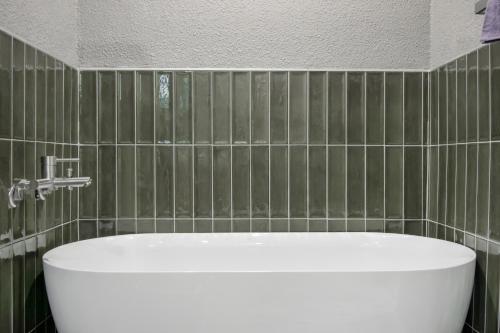 Deluxe Double Room with Balcony image 1