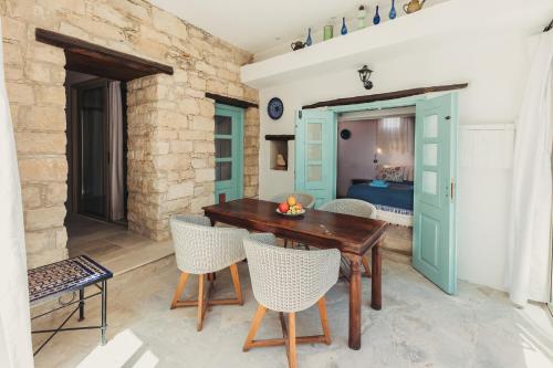 Archondia House - Holiday Apartments With Pool