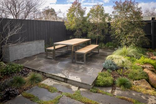 Градина, Botanica House - Your Kyneton Oasis in Кайнтън