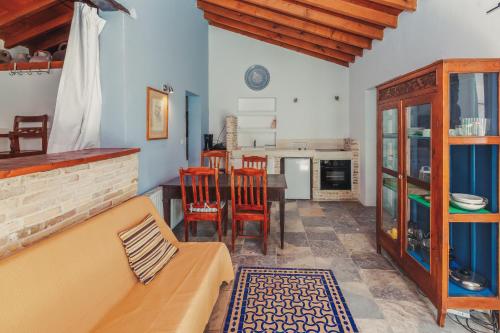 Archondia House - Holiday Apartments With Pool