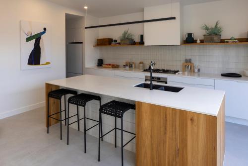 кухня, Botanica House - Your Kyneton Oasis in Кайнтън