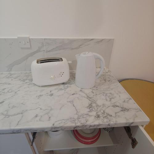 Self Contained, Double Bed Studio, private kitchen, private Bath, Walking distance to Harry Potter